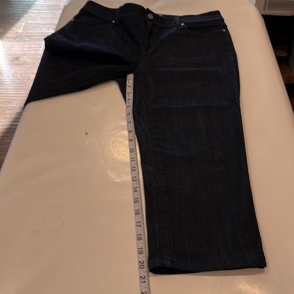 Chico’s Fabulously Slimming Capri High Rise Size 1 M/8 - Picture 7 of 16